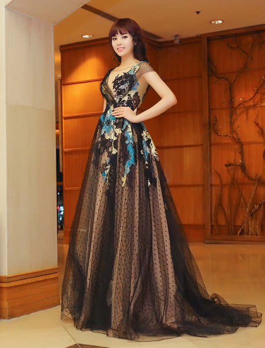 Trang điểm quá đậm, khuôn mặt cười gượng khiến cô không toát lên được thần thái của hoa hậu.