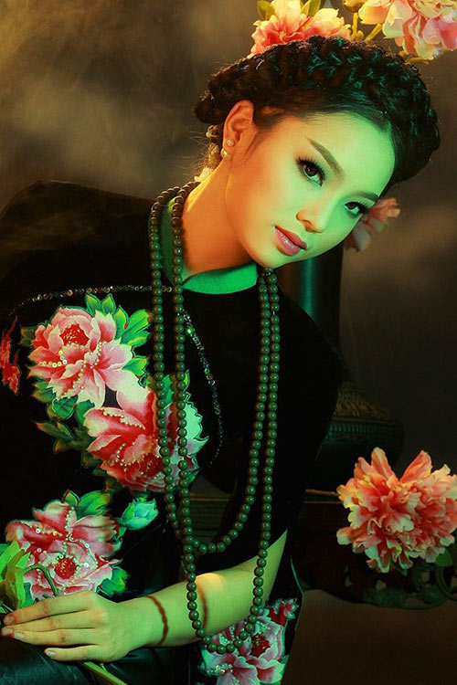 Nhiều khán giả nhận định cô càng trang điểm đậm càng xấu.