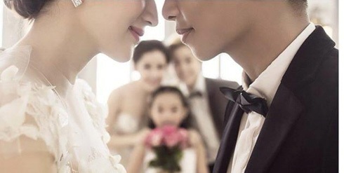 Nghi vấn người chồng kém 12 tuổi của Khánh Thi