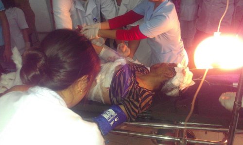 Lực lượng y bác sĩ khẩn trương đưa công nhân từ đống đổ nát đi cấp cứu.