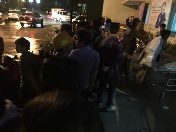 Người thân đứng bên ngoài cơ sở y tế nóng lòng ngóng tin.