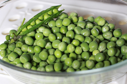 Beta-caroten, vitamin C và protein trong đậu Hà Lan là lý do giúp chân tóc luôn chắc khỏe. Cũng giống như cải bó xôi, đậu Hà Lan vẫn giữ được chất dinh dưỡng dù đã qua chế biến.