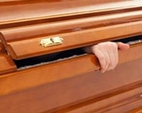 Cụ bà 92 tuổi bất ngờ sống lại giữa tang lễ của mình