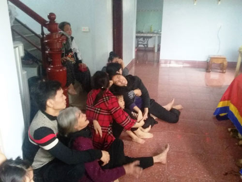 Sập giàn giáo ở Formosa: Vợ trẻ khóc ngất nhận thi thể chồng