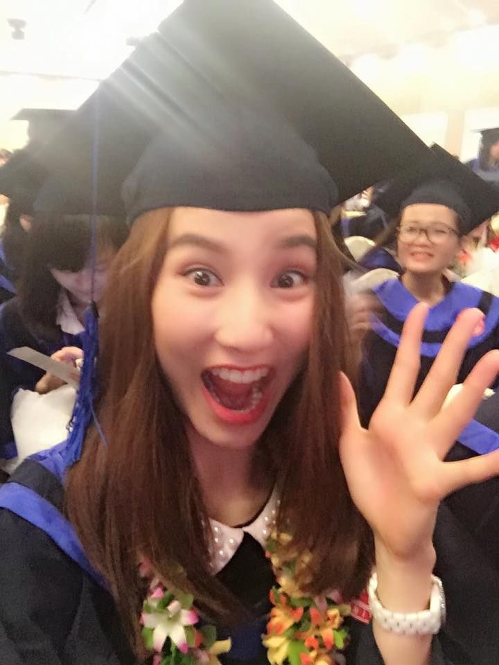 Diễm My vui mừng vì đã tốt nghiệp đại học. Hiện  nữ diễn viên vẫn chưa tiết lộ cô tốt nghiệp trường đại học nào.