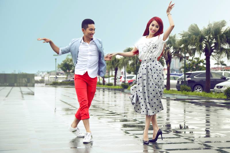 Dù có chênh lệch tuổi tác nhưng Khánh Thi luôn trông rất nhí nhảnh bên Phan Hiển.