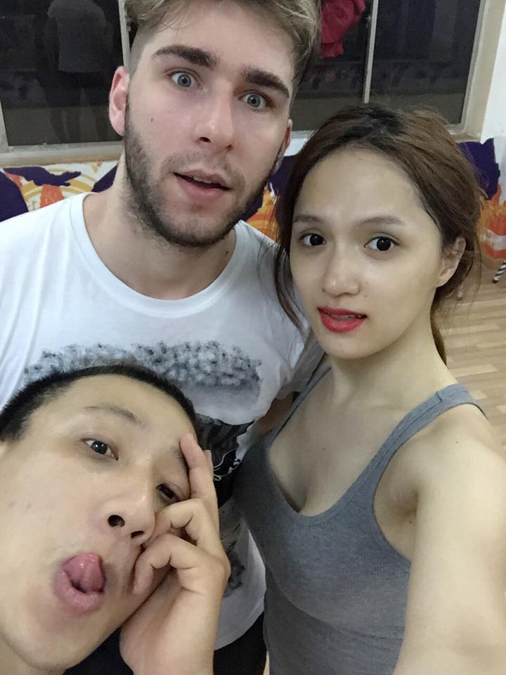 Hương Giang Idol vẫn miệt mài tập nhảy đến tận khuya nên cso ý định: 'Cũng xin là ăn ngủ ở phòng tập lun nhé'.