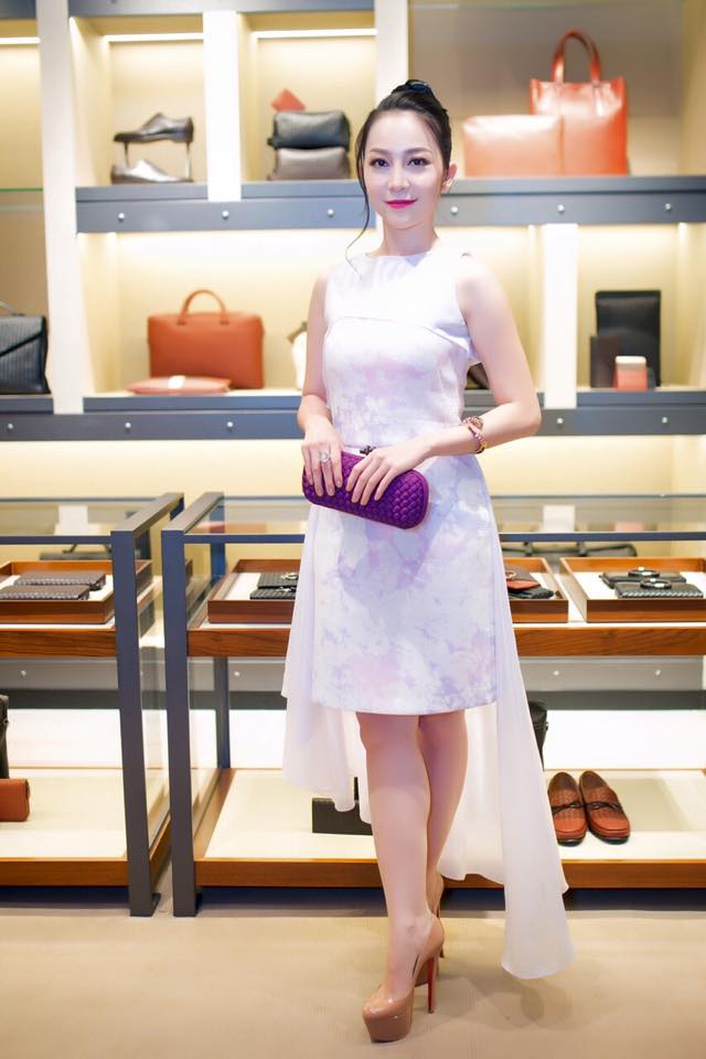 Linh Nga gợi cảm trong một event thời trang. Thân hình Linh Nga có vẻ mập mạp hơn sau 1 tuần đi du lịch và nghỉ dưỡng tại London (Anh)