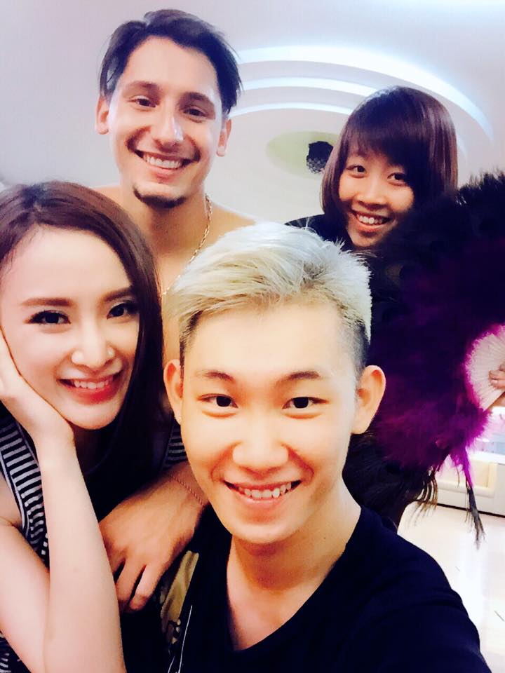 Angela Phương Trinh và các bạn đi chơi cuối tuần cùng nhau.