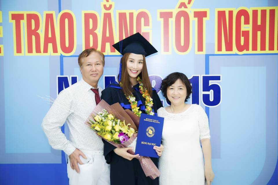 Diễm My khoe ảnh tốt nhiệp đại học bên bố mẹ.