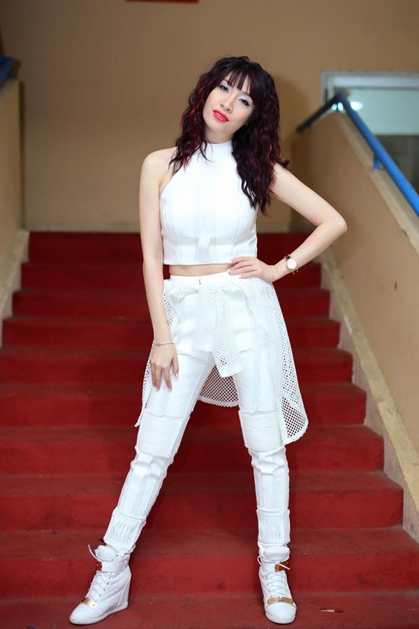 Cây đồ trắng rất cá tính của Pha Lê.