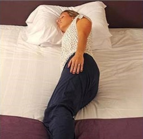 Ngủ nghiêng và hai tay đặt dọc Sh88bet đăng ký miễn phí: cột sống được trợ giúp nhiều nhất trong tư thế cong tự nhiên. Tư thế này chắc chắn giúp giảm đau lưng, đau cơ và giảm cả chứng ngưng thở khi ngủ.