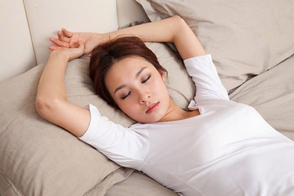 Tư thế nằm ngửa. Có thể tư thế này làm cho bạn ngáy to hơn nhưng lại làm cho ngực bạn không bị võng xuống và ít nhất là bụng cũng không bị chảy sệ.
