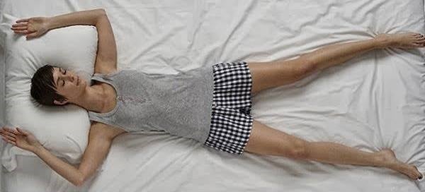 Ngủ với tư thế nằm ngửa mặt và tay giơ lên phía trên hình chữ u là một tư thế tốt cho lưng. Việc hai tay bạn đặt thoải mái trên gối hay không thì ngủ ở tư thế này sẽ giúp ngăn ngừa nếp nhăn trên khuôn mặt cũng như sự rạn da.