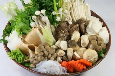 Nấm giàu dinh dưỡng, nhiều protein và vitamin, lại có lượng chất béo thấp, không cholesterol. Ăn nấm làm cho estrogen của phụ nữ bài tiết càng mạnh, giúp chống lão hóa, làm cho sáng đẹp.　