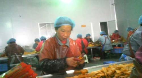 Kinh hãi xưởng sản xuất đồ ăn vặt siêu bẩn cho trẻ em ở TQ