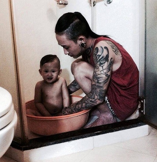 Hẳn nhiều người vẫn còn nhớ câu chuyện về ông bố có hình xăm đầy mình chăm sóc cậu con trai từng gây ấn tượng với nhiều đọc giả.