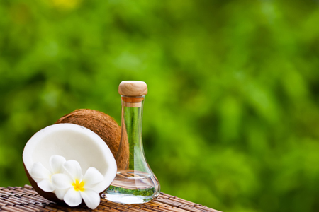 Nhờ khả năng giữ ẩm cao nên dầu dừa còn được dùng để ngăn ngừa và chữa cháy nắng.