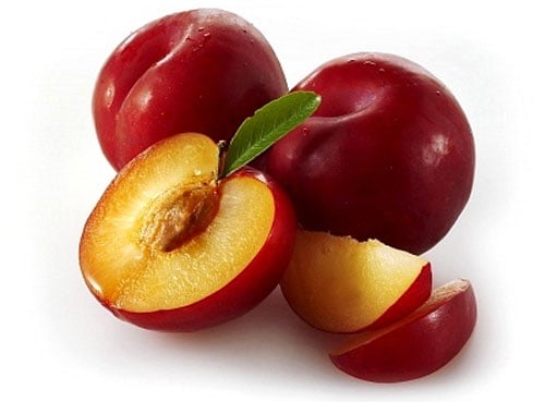 Mận chứa rất nhiều kali, vitamin A, sắt, vitamin B2, các vitamin nhóm B và ma giê. Loại quả này còn rất giàu chất xơ giúp tăng cường chức năng tiêu hóa.