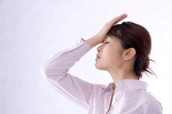 Tại sao lại như vậy? Bởi vì khi canxi trong máu bị giảm xuống thì tuyến Cận giáp sẽ báo lên thần kinh trung ương là trong máu đang bị thiếu canxi, khi đó thần kinh trung ương sẽ điều tiết lượng canxi trong xương.