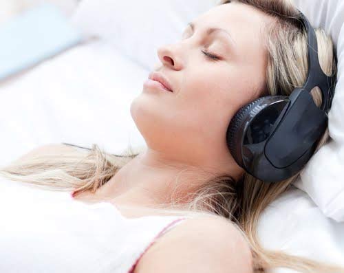 Ngã ngửa với những nguy hại không ngờ từ việc đeo tai nghe