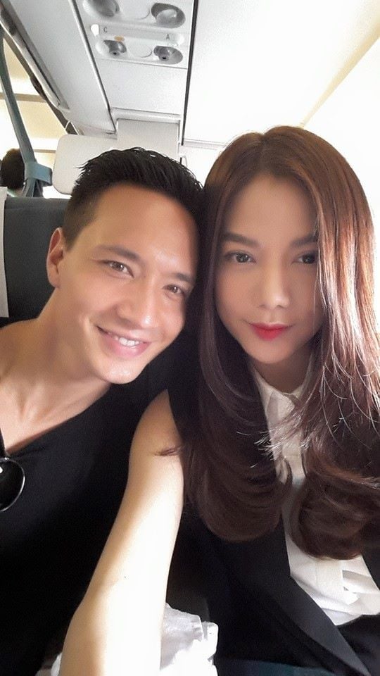 Trương Ngọc Ánh và Kim Lý tình tứ trên máy bay khi sang Singapore tham dự sự kiện ra mắt Samsung Galaxy S6.