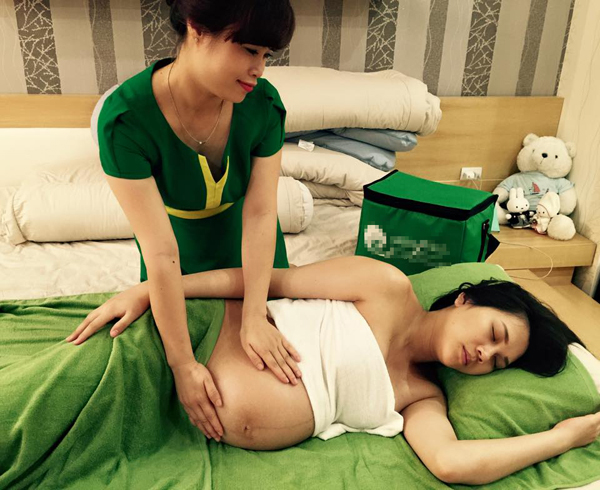 Bà bầu Ngọc Thạch chăm chỉ chăm sóc da và sức khoẻ trước khi lâm bồn: 'Chỉ còn vài ngày nữa là con sẽ chui ra chào các cô các chú rồi ạ. Bố Dương đã đưa đi đón về suốt mấy tháng qua, giờ mẹ nặng nề rồi thì lại lo người chăm sóc cho hai mẹ con tận nhà'.