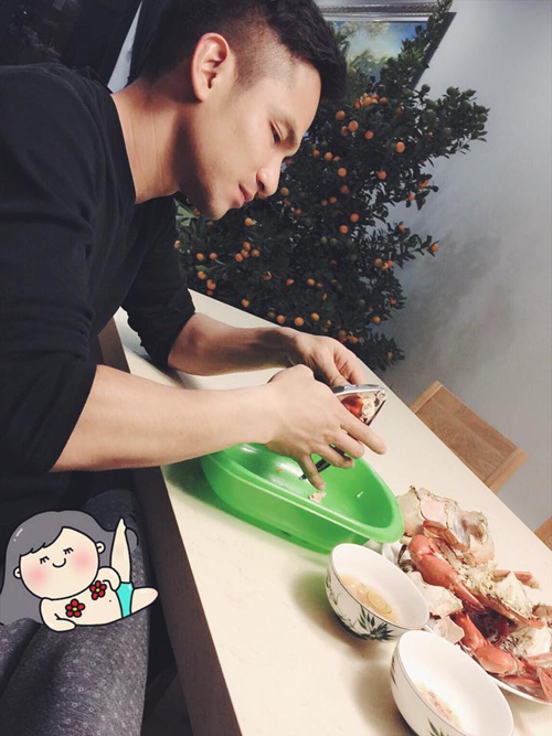 Tâm Tít thích thú ghi lại khoảnh khắc chồng bẻ càng ghẹ cho mình: 'Sinh nhật chả cần quà gì to tát, có được hai ông tướng bên cạnh là sướng nhất, hạnh phúc nhất rồi'.