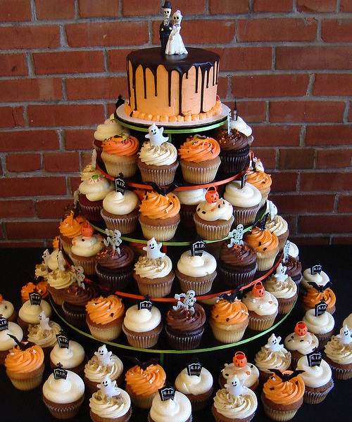 Chiếc bánh cưới theo phong cách halloween.