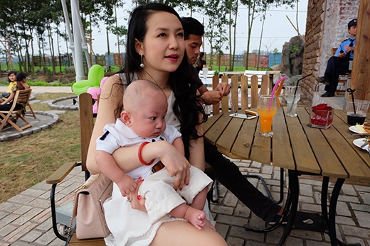Quý tử đầu lòng nhà Tuấn Hưng được nhận xét, thừa hưởng nhiều nét đẹp từ bố mẹ.