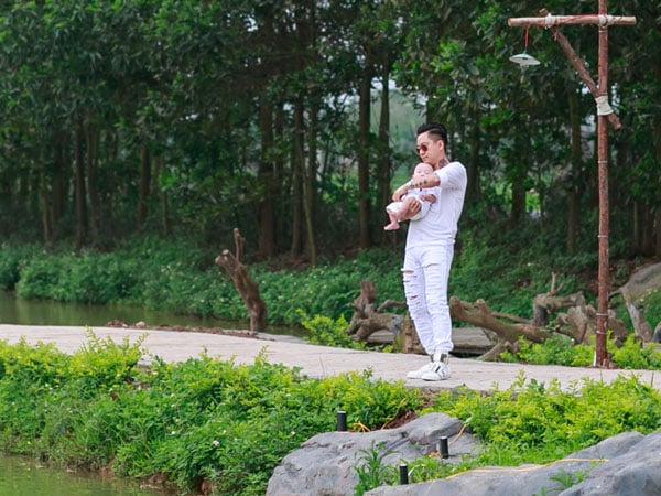 Tuấn Hưng rất hạnh phúc và vui vẻ khi trông con.