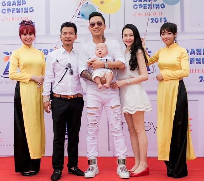 Gia đình nam ca sĩ chọn Shbet999 com đăng nhập ton sur ton màu trắng.