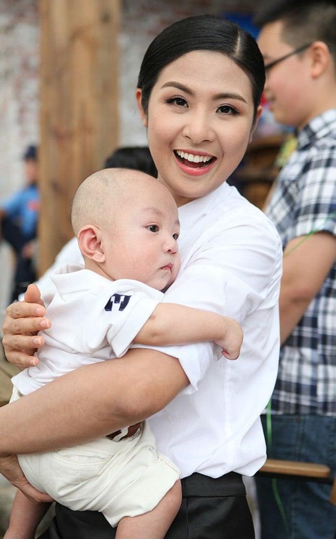 Cậu nhóc Su Hào được Hoa hậu Ngọc Hân bế và cưng nựng.