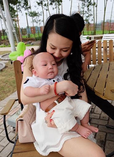 Mới đây, quý tử nhà Tuấn Hưng lần đầu tiên xuất hiện một cách công khai trước ống kính giới truyền thông.
