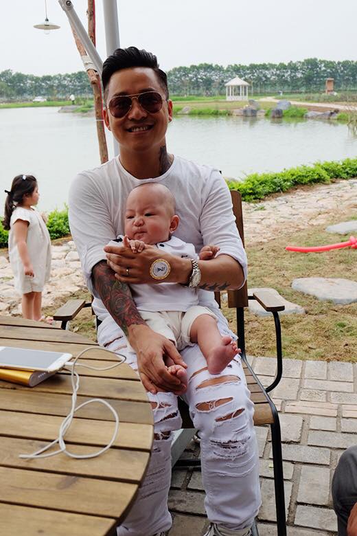 Việc nam ca sĩ 'Tìm lại bầu trời' cho vợ và con trai lộ diện trong một event tại Hà Nội gây bất ngờ với khán giả.
