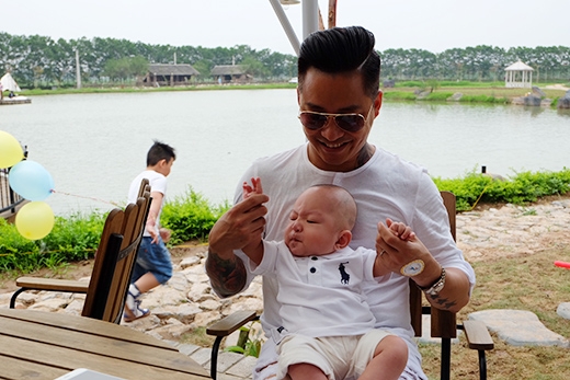 Gương mặt bụ bẫm, đáng yêu của cậu nhóc Su Hào ngay lập tức trở thành tâm điểm của mọi ống kính phóng viên.