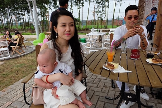 Bên cạnh đó, vẻ đẹp 'gái một con' của bà xã Tuấn Hưng cũng khiến giới truyền thông và quan khách có mặt trong chương trình không thể rời mắt.