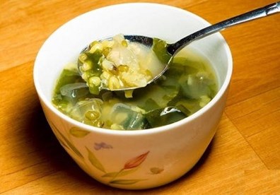 Một sự kết hợp độc lạ giữa rong biển và đậu xanh mang đến hương vị thanh mát, hoàn hảo, phù hợp để giải nhiệt trong những ngày nóng bức.