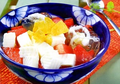Với chút biến tấu bạn sẽ có ngay món chè khúc bạch trái cây.