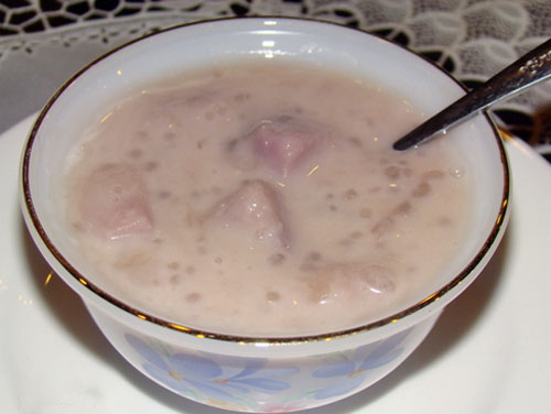 Chè khoai môn hấp dẫn thực khách ở vị thơm bùi của khoai môn nghiền, vị bở mịn của khoai môn miếng và cảm giác béo ngậy của nước cốt dừa...