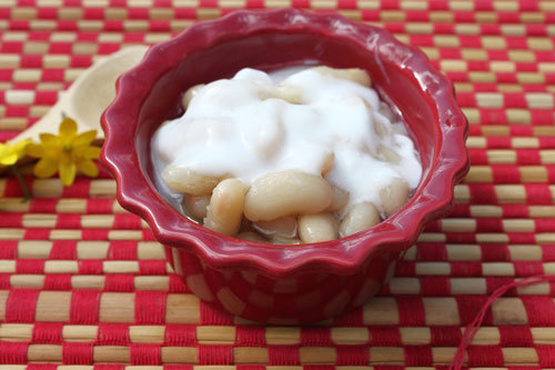 Chè đậu trắng bùi bùi, được chan cùng với nước cốt dừa ăn béo béo.