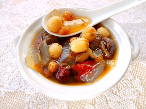 Đầu mùa hè, một chén chè sâm mát lạnh sau ngày làm việc mệt nhọc sẽ giúp bạn thư giãn và thoải mái.
