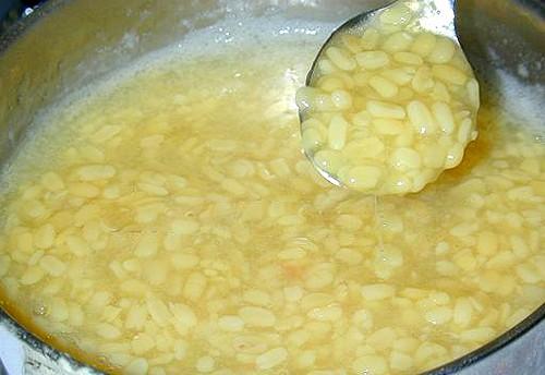 Chè đậu xanh cốt dừa là món tráng miệng có thể ăn nóng rất ngon, vị cốt dừa ngầy ngậy thơm thơm quện trong từng hạt đỗ mềm và ngọt đem lại cảm giác thật ấm áp.