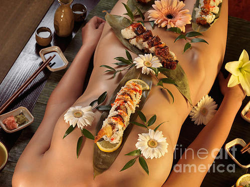 Bữa ăn trên thân thể phụ nữ được mang tên Nyotaimori. Bất kỳ cô gái nào muốn trở thành Geisha đều phải học rất nhiều kỹ năng: đàn dây, cắm hoa, thư pháp, ca múa, trà đạo, trang điểm, giao tiếp...