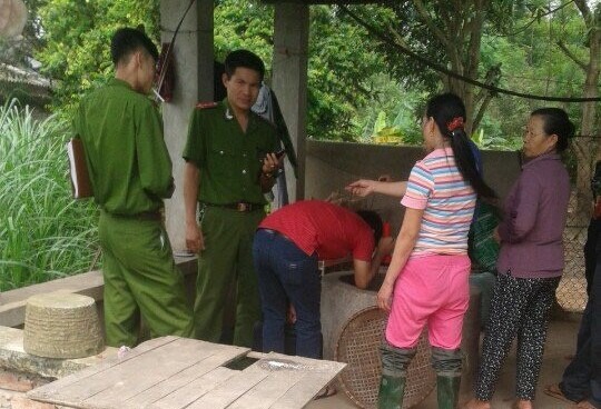 Bắt tận tay kẻ đổ thuốc trừ sâu xuống giếng