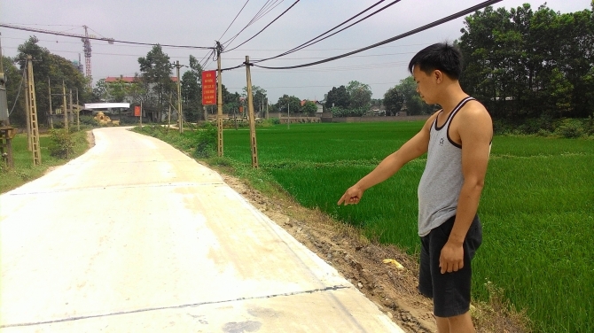Ôm chặt người yêu giữa đường, nổ mìn tự sát