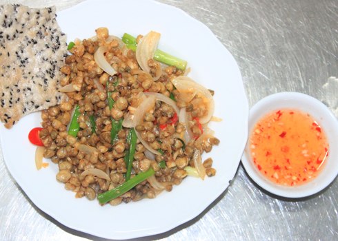 Hến chiên nước mắm là một biến tấu khá lạ miệng từ nguyên liệu quen thuộc này.