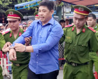 Phản đối mẹ bán nhà, “nghịch tử” nổi điên chém chị tử vong