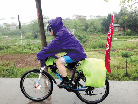 Anh chàng đạp xe 3000km cầu hôn bạn gái