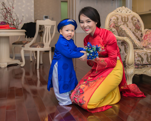 Á hậu Thụy Vân cũng từng cho cậu quý tử của mình diện bộ áo dài xanh truyền thống.